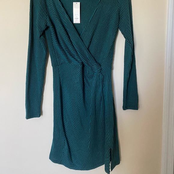 Long sleeve green dress! - Picture 3 of 4